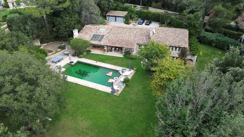 Large Modernised Villa - for groups and families