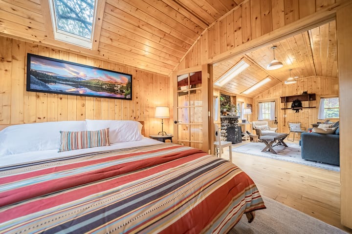 Charming 100 year old cabin w/ hot tub & fireplace