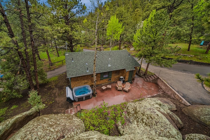 Charming 100 year old cabin w/ hot tub & fireplace