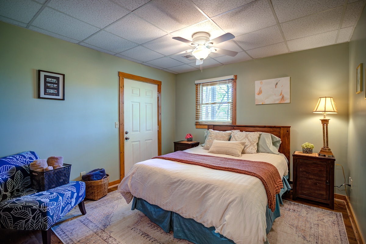 楼下卧室配备标准双人床