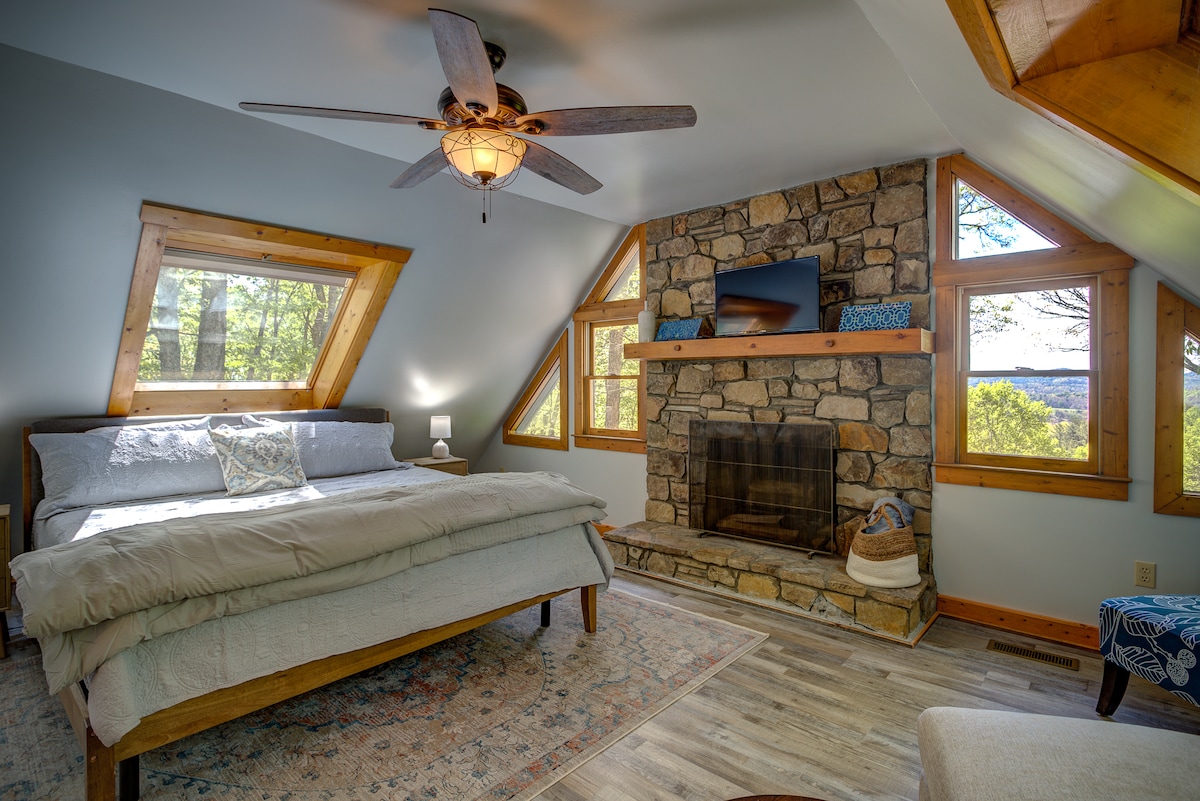 楼上的主卧配备加大双人床、漂亮的山景和壁炉。 