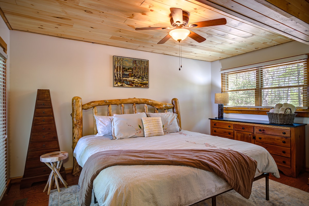 主卧配备全新的加大双人床和质朴的原木框架。 由我已故爷爷绘制的床上图 