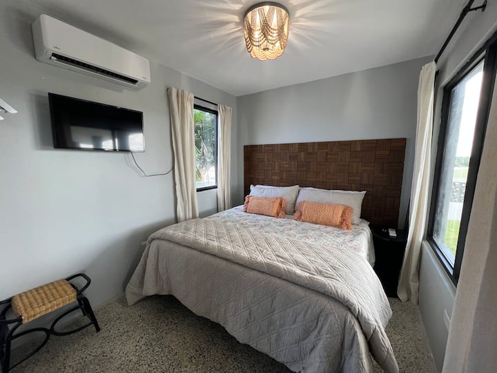 ยังไม่เสร็จรายละเอียดการตกแต่งเพิ่มเติมที่จะเกิดขึ้นเพื่อให้ห้องนอนนี้น่าอยู่และสะดวกสบายที่สุดเท่าที่จะเป็นไปได้สำหรับผู้เข้าพักของเรา

ห้องนอน 1 มีห้องน้ำในตัว