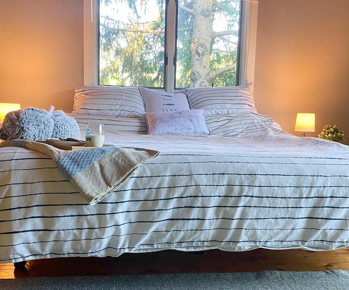 ห้องนอนที่สามมีเตียงขนาดคิงไซส์พร้อมที่นอนเมมโมรี่โฟม IKEA ฟูกที่เปิดให้มีขนาดเต็มและระเบียงที่มองเห็นทะเลสาบ