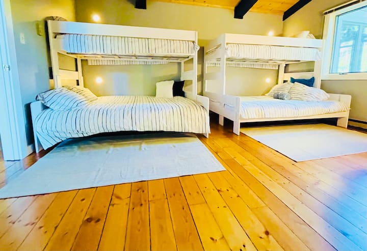 ห้องนอนที่ 2 ชั้นบนนอนได้สบายๆ 6 คน เตียงสองชั้นเป็นเตียงคู่ขนาด XL เหนือควีนไซส์ เตียงแต่ละหลังมีไฟสำหรับอ่านหนังสือในเวลากลางคืนและแถบชาร์จไฟมากมายสำหรับอุปกรณ์ของทุกคน ยังมีสมาร์ททีวีพร้อมด้วย Chromecast ด้วยด้วย