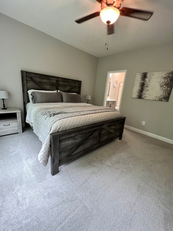 Cama principal en el nivel principal con baño privado. Cama tamaño king.