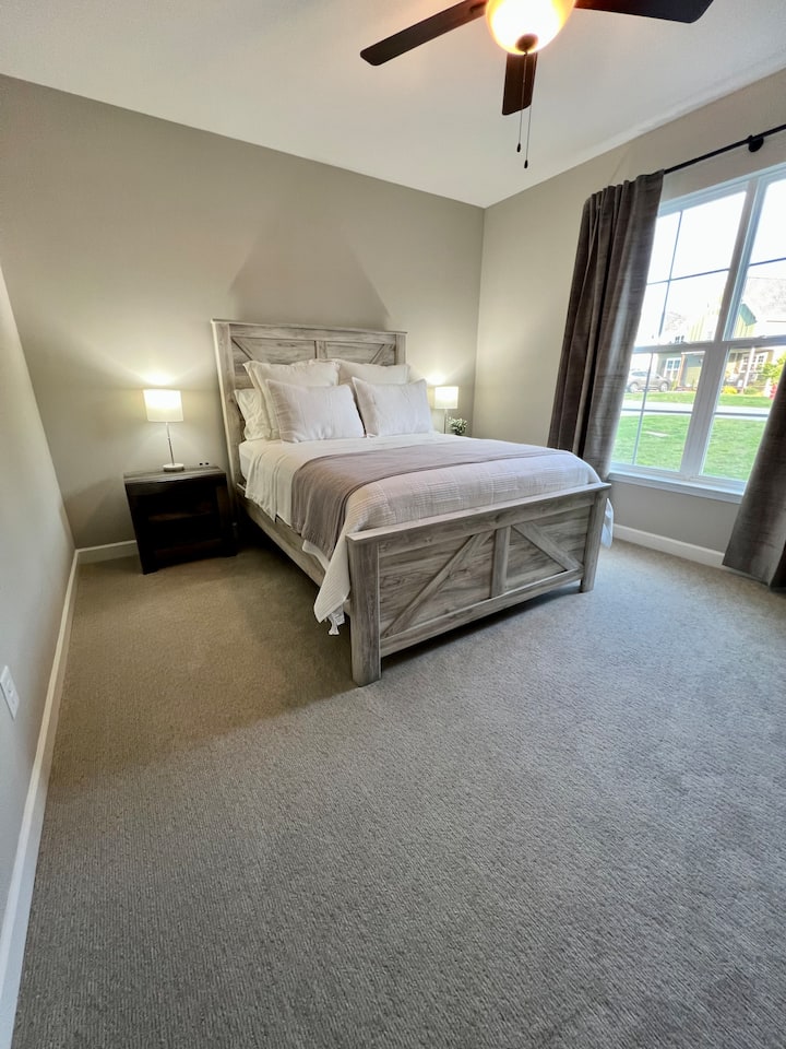 Segundo dormitorio en el nivel principal.  Cortinas gruesas y oscuras para mayor privacidad. Cama queen.  