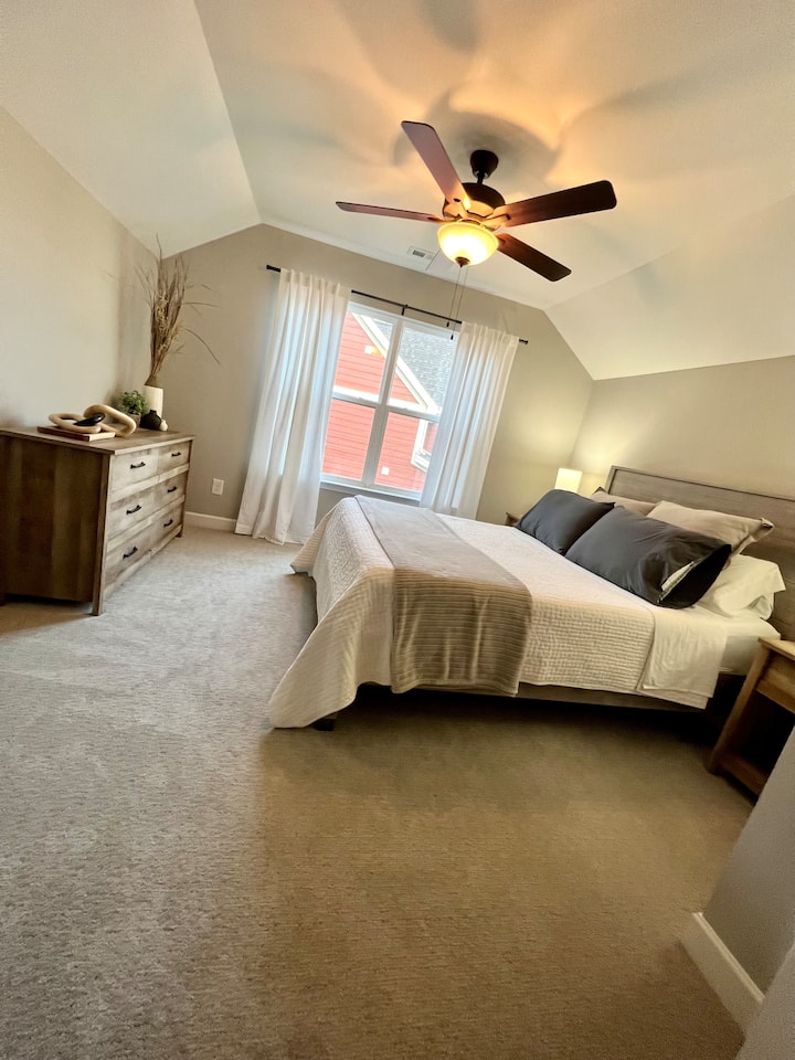 Dormitorio en el segundo piso. Cama tamaño queen.  