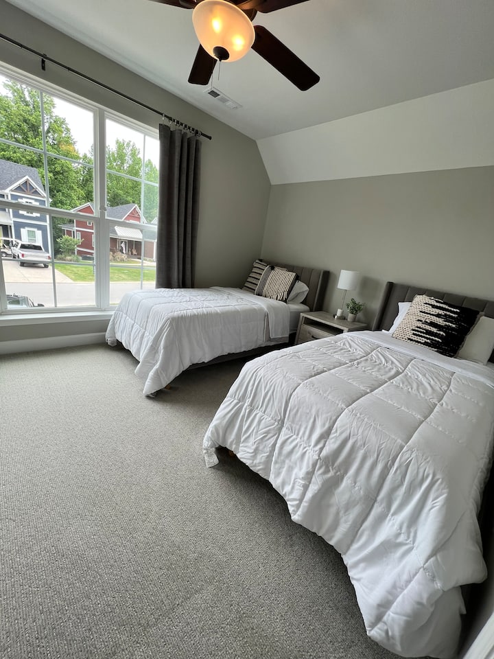 Dormitorio en el segundo piso.  Dos camas individuales.  