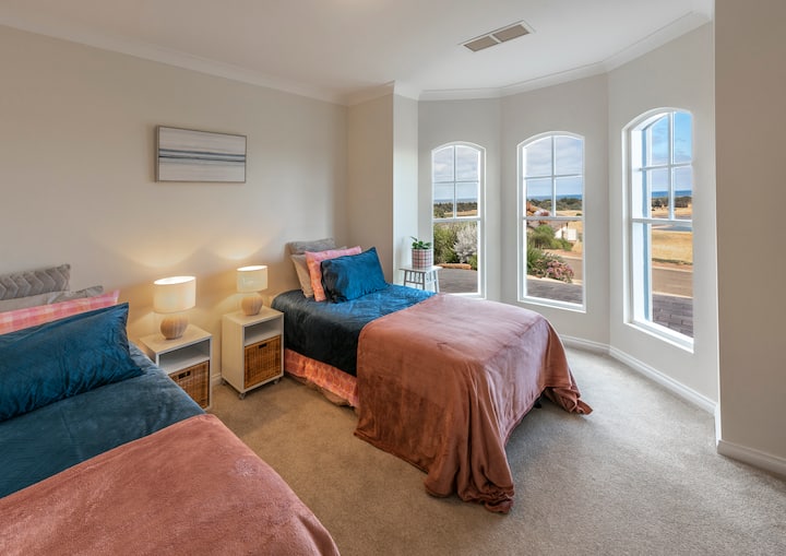 5号卧室
2张加大双人床单人床
2个单人脚轮（可选）
智能电视+ Chromecast
反向循环供暖和制冷 
1500线程数床单
枕头菜单
完美的儿童房！ 