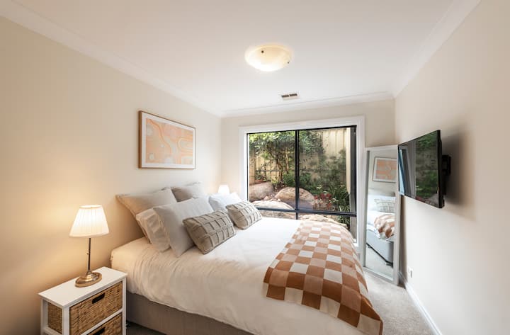 卧室# 4

标准双人床
反向循环加热和冷却
1500线程数床单
枕头菜单
智能电视+ Chromecast 
DVD播放机和图书馆