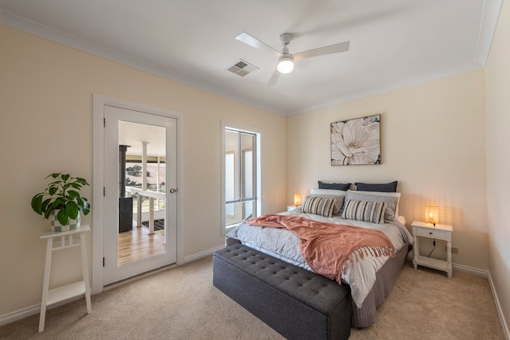 2号卧室
标准双人床
吊扇
反向循环供暖和制冷 
1500条线数床单 
枕头菜单
可前往二楼中庭，欣赏腹地美景