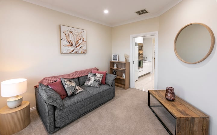 楼下客厅
考拉舒适沙发床（可供额外房客使用）
美丽的海滩和日落美景
反向循环加热和制冷
智能电视-索尼Bravia 50英寸