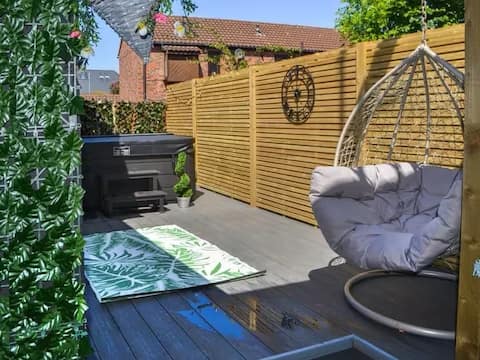Stunning Town centre cottage with hot tub