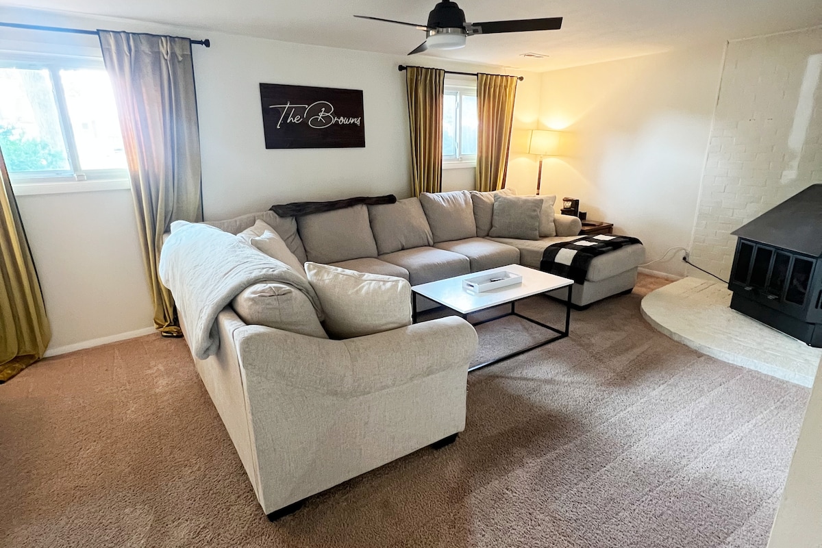 地下室。我们喜欢我们的沙发。 可容纳8人。 