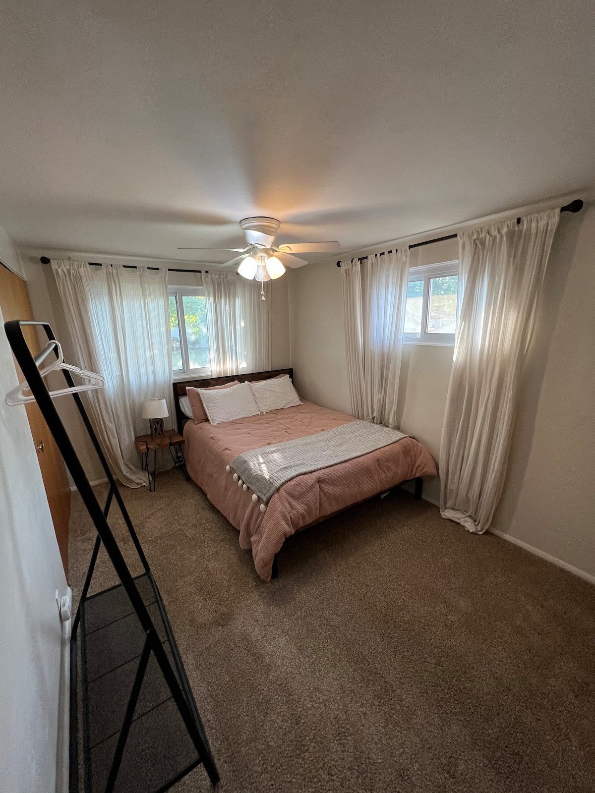 楼上有大号床。