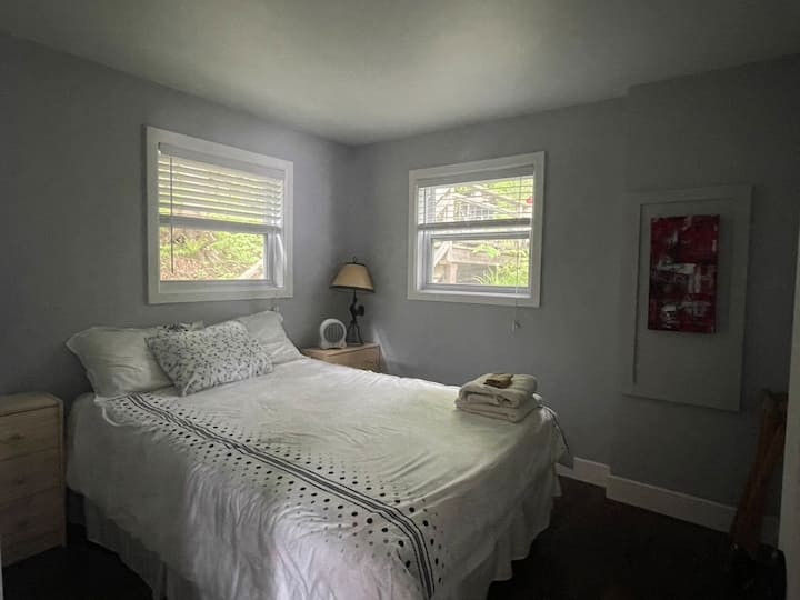 Dormitorio en la planta baja. Cama de dos plazas. 