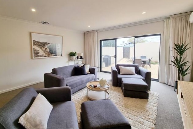 Successful Airbnb property: Premium Townhouse with 2 King Beds + 2 Bathrooms in Kingscote