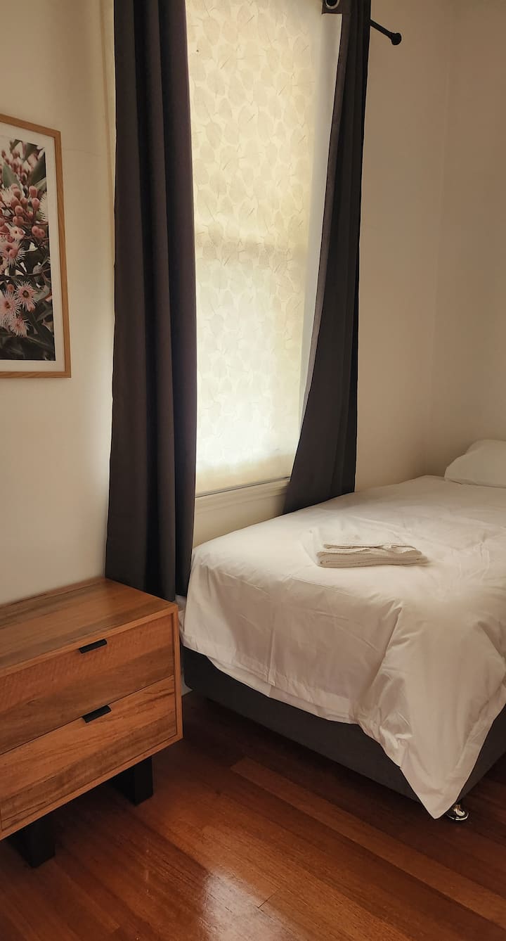 2 camas individuales tamaño king en el tercer dormitorio con armario y ventilación de calefacción por suelo radiante.