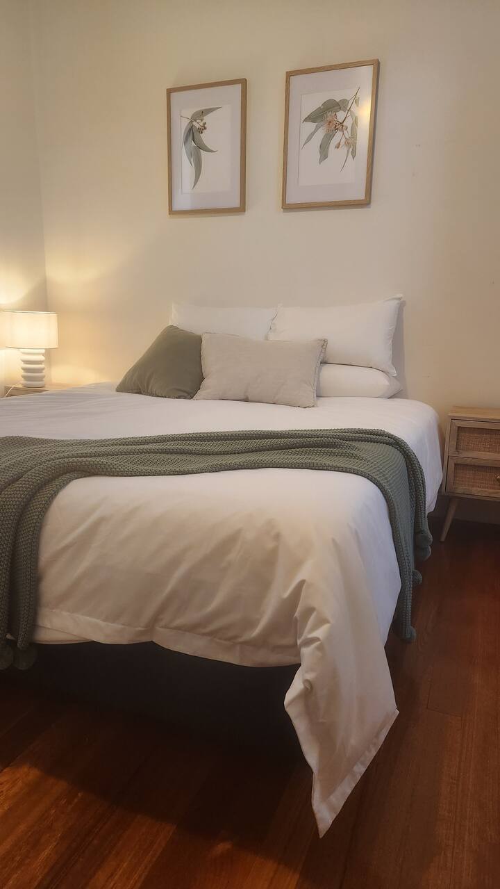 Cama tamaño king: segundo dormitorio con armario y respiraderos de calefacción por suelo radiante.