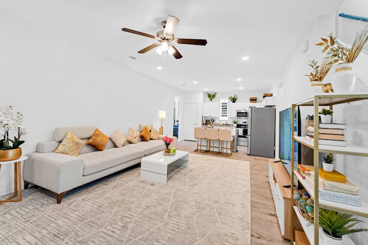 Modern, oversize couch, 75-inch tv with Directv ultimate, full-size fully equipped kitchen. Open-concept living room and kitchen. 