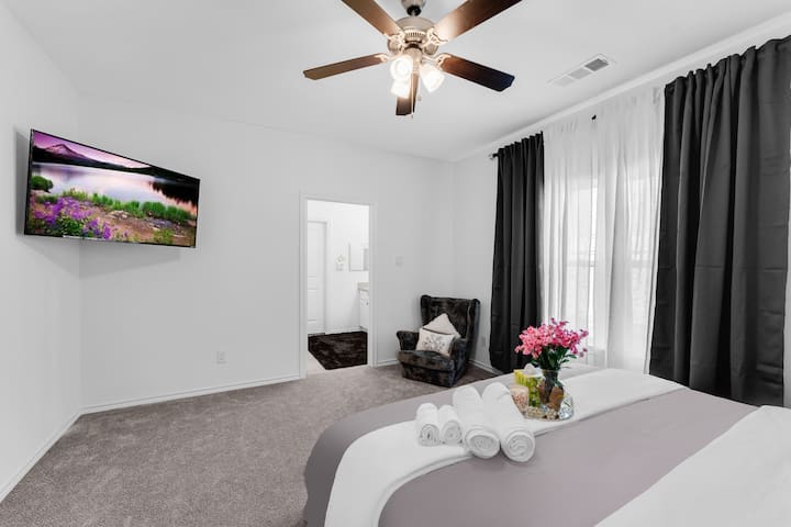 Downstairs Master bedroom with attached double vanity full bathroom with 55-inch TV with Netflix and DirecTV. Walk-in closet with plenty of space for all your pretty clothes, shoes, bags, or whatever you are bringing with you. 