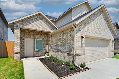 “Family-Friendly 4BR/3BA Near DFW & Downtown”