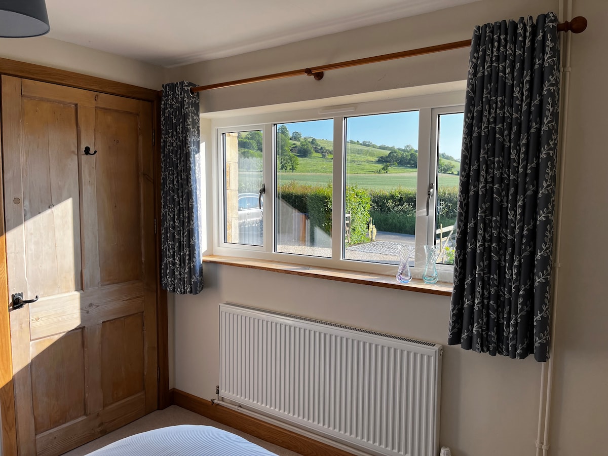 Pogled iz spavaće sobe (ispred kuće).