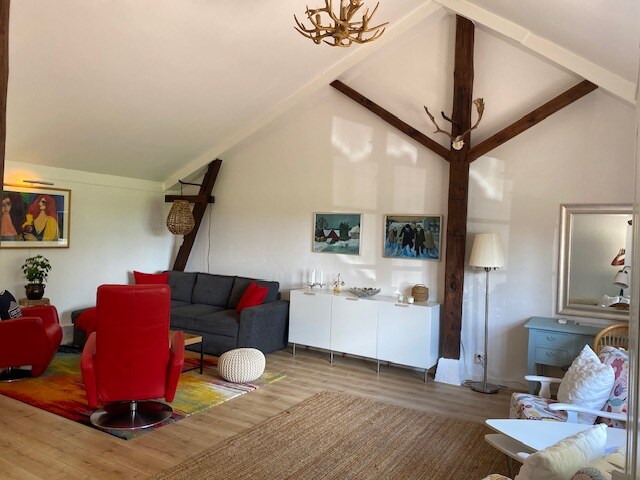 Obrovská obývacia izba / rodinná izba s pohodlnými polohovateľnými koženými stoličkami a výsuvným autobusom