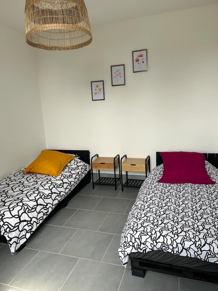 Стая за пашкул с 2 легла (90 х 200 см 90 см), изработена от палети и 2 нощни шкафчета.
За семейства, двойки, легла могат да бъдат свързани.