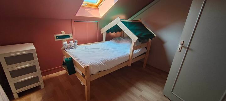 Chambre Gamay 
1 lit cabane 90*200cm
+ 1 matelas 80*180cm