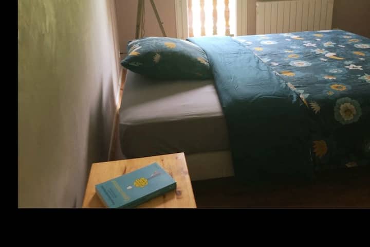 Vom Schlafzimmer aus haben Sie den Blick auf das bewaldete Grundstück (keine Velux im Zimmer, sondern eine Fenstertür). Keine Lärmbelästigung, kein Fahrzeugverkehr.