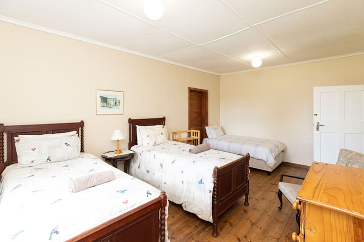 Spavaća soba s tri odvojena kreveta u glavnoj kući idealna je za djecu.