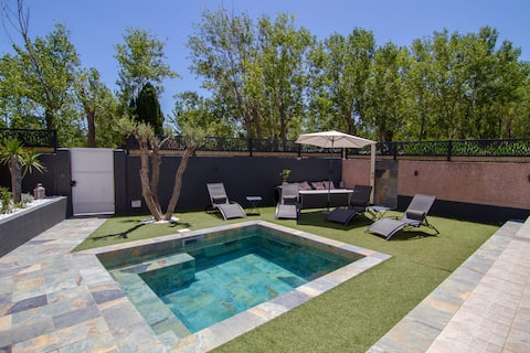 Successful Airbnb property: Large luxury villa with heated pool near the beach in Sérignan