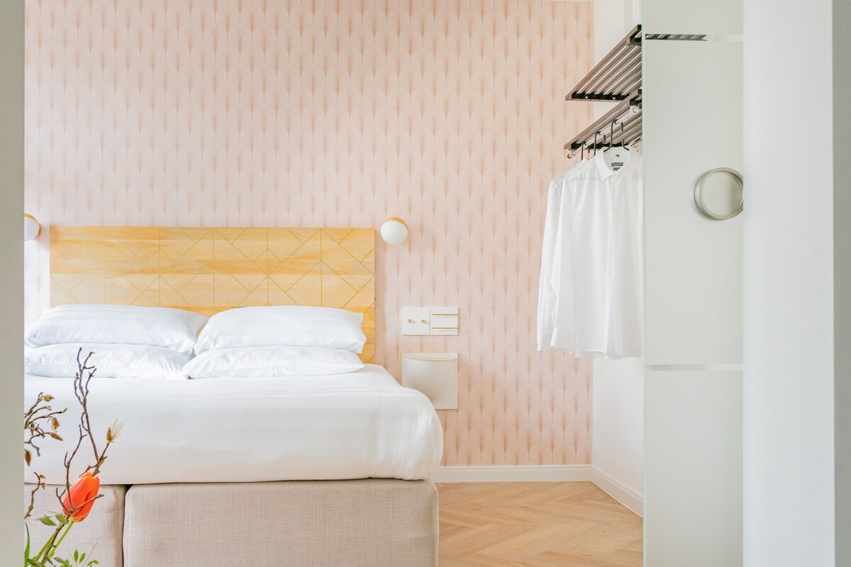 Dyert rrëshqitëse prej xhami lejojnë ndarjen e zonës qendrore të gatimit dhe ngrënies.