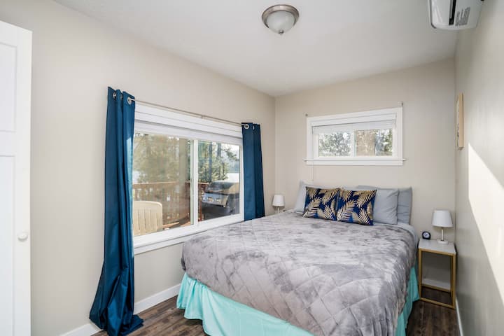 Hemos actualizado la habitación a un edredón azul marino y también hemos agregado cortinas adicionales para ambas ventanas en el dormitorio.