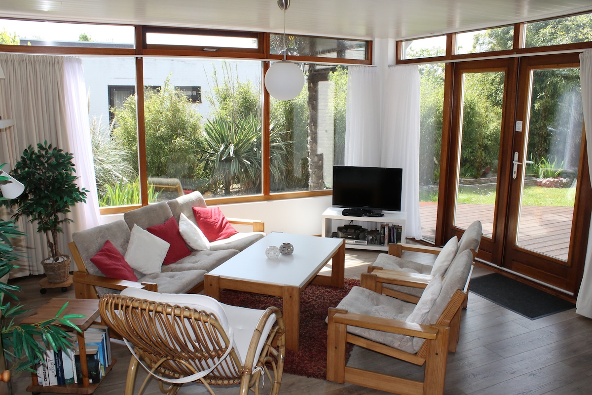 Popular Airbnb listing: Bungalow de Zonne Greetings in Wijk 07 Duinzoom