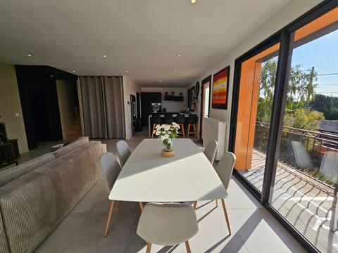 200 m2 house – Quiet garden – Parking