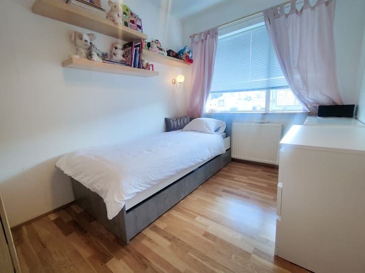 Dormitorio 2 con acogedora cama individual y muchos juguetes para los jóvenes miembros de la familia