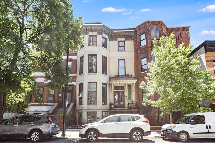 Stunning 3 Bedroom Old Town Condo