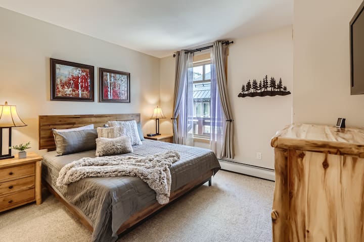 Chumba cha msingi cha kulala kilicho na Kitanda cha King Size, Closet, Dresser, Night Stands na On-Suite iliyo na Bafu Kamili.
