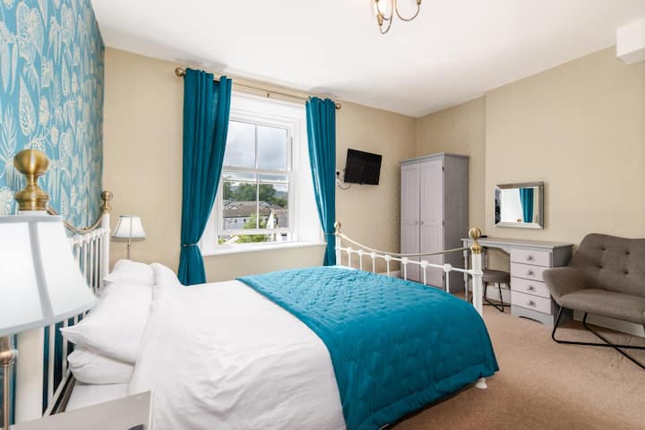 חדר שינה 6 עם חדר רחצה צמוד עם נוף לקטבלים 