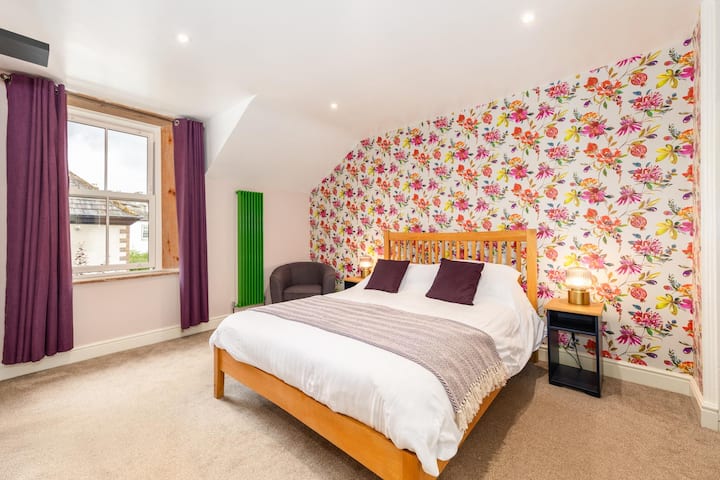 חדר שינה 1. חדר שינה גדול עם מקלחת צמודה וחדר רחצה עם מיטת סופר קינג. נוף לכנסיית סנט ג'ון ולקטבלס