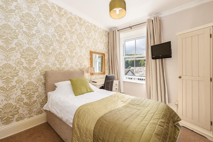 חדר שינה 4 - מיטת יחיד עם מקלחת צמודה. נופים לכיוון קאטבלס וכנסיית סנט ג'ונס 