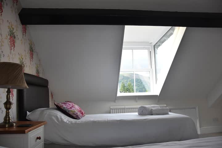 חדר שינה 8 - חדר גדול עם 2 מיטות יחיד ו-1 מיטת קינג סייז. נופים מדהימים לכיוון סקידאו ולטריג מצד אחד וכנסיית סנט ג'ון וקטבלס מצד שני. חולק מקלחת ושירותים עם חדר 7. 