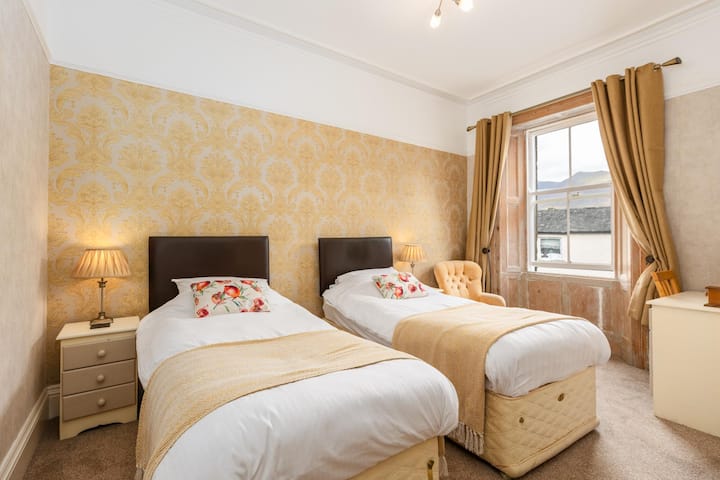 חדר שינה 5 - תאום (או אם תודיעו לנו שאנחנו יכולים לפצות על כך ככפול). מקלחת צמודה ונופים לכיוון Latrigg והסביבה 