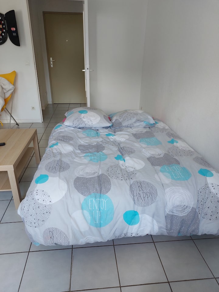 Një dyshek i vërtetë në divan krevat