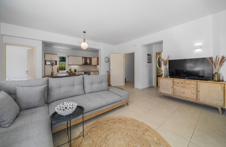 Villa Yiayia: Relaxing by the sea (Heated pool) gallery image 4