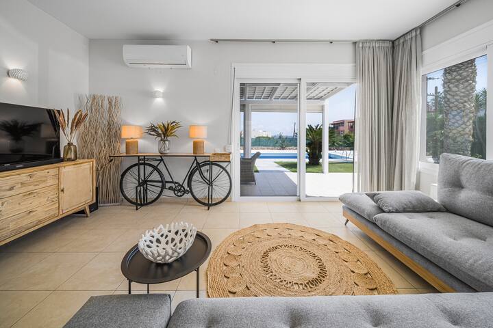 Villa Yiayia: Relaxing by the sea (Heated pool) gallery image 2