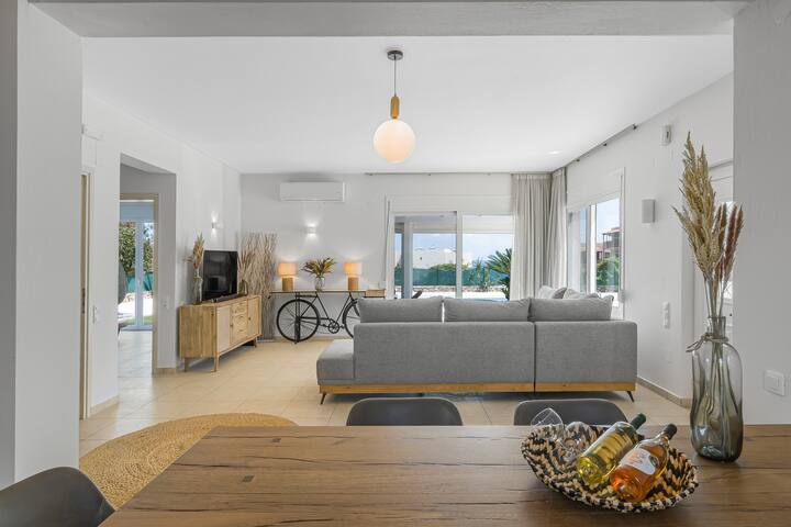 Villa Yiayia: Relaxing by the sea (Heated pool) gallery image 5